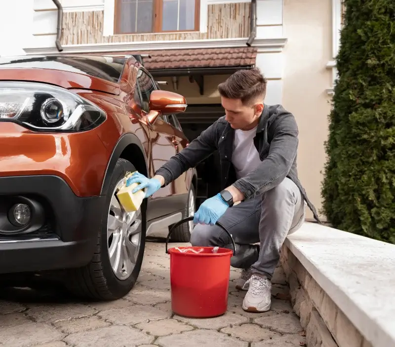 Lavage auto à domicile Saint-Léger-du-Malzieu : professionnel intervenant sur un véhicule